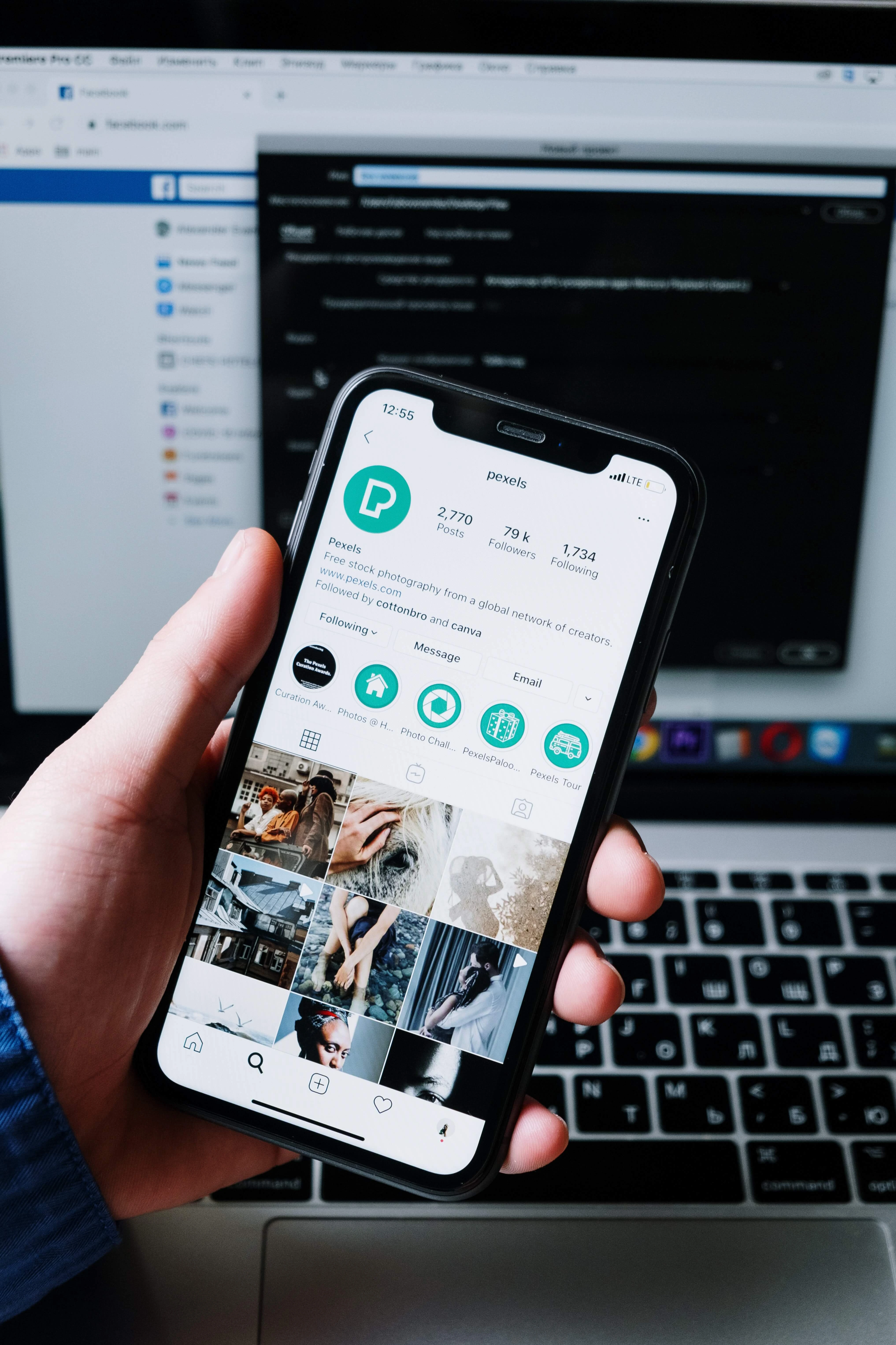 Téléphone sur Instagram symbolisant l'interface d'Instagram.
