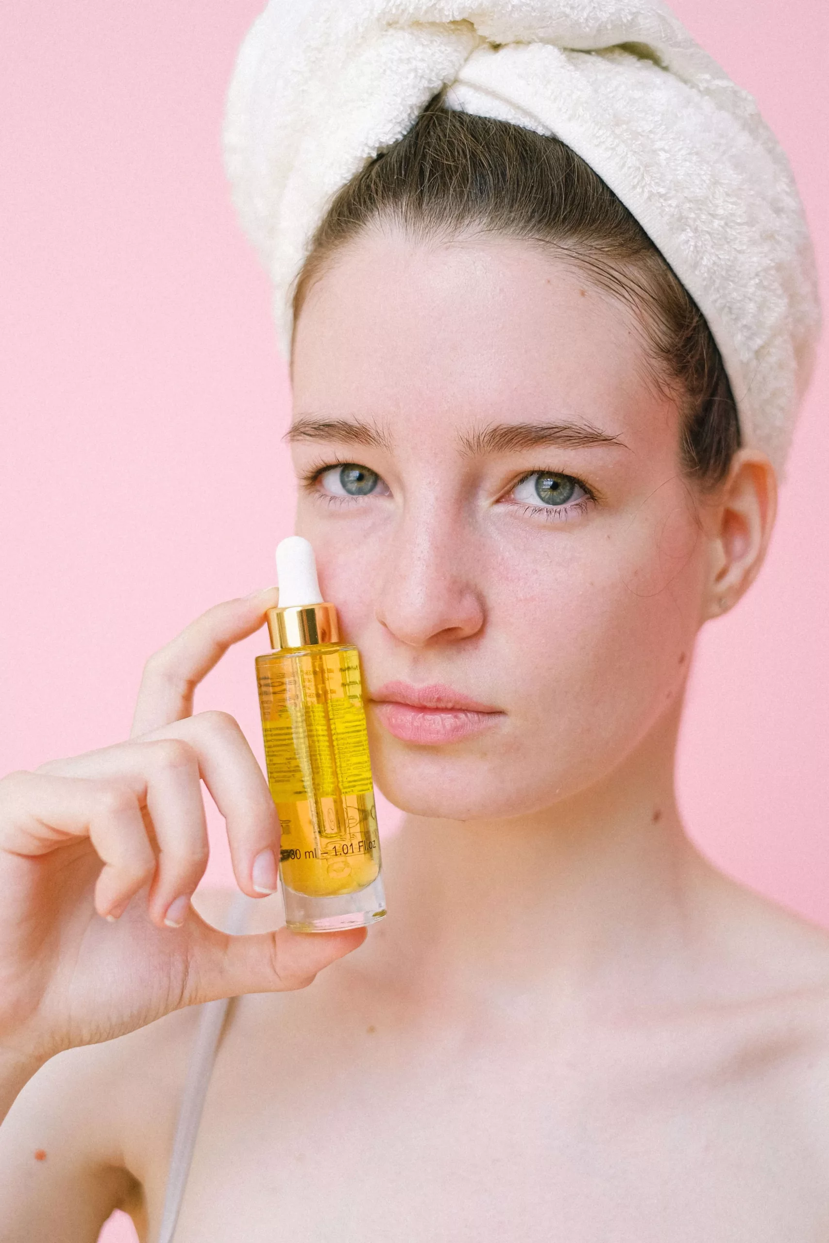 Influenceuse présentant un produit symbolisant le nouveau mode de marketing sur Instagram.