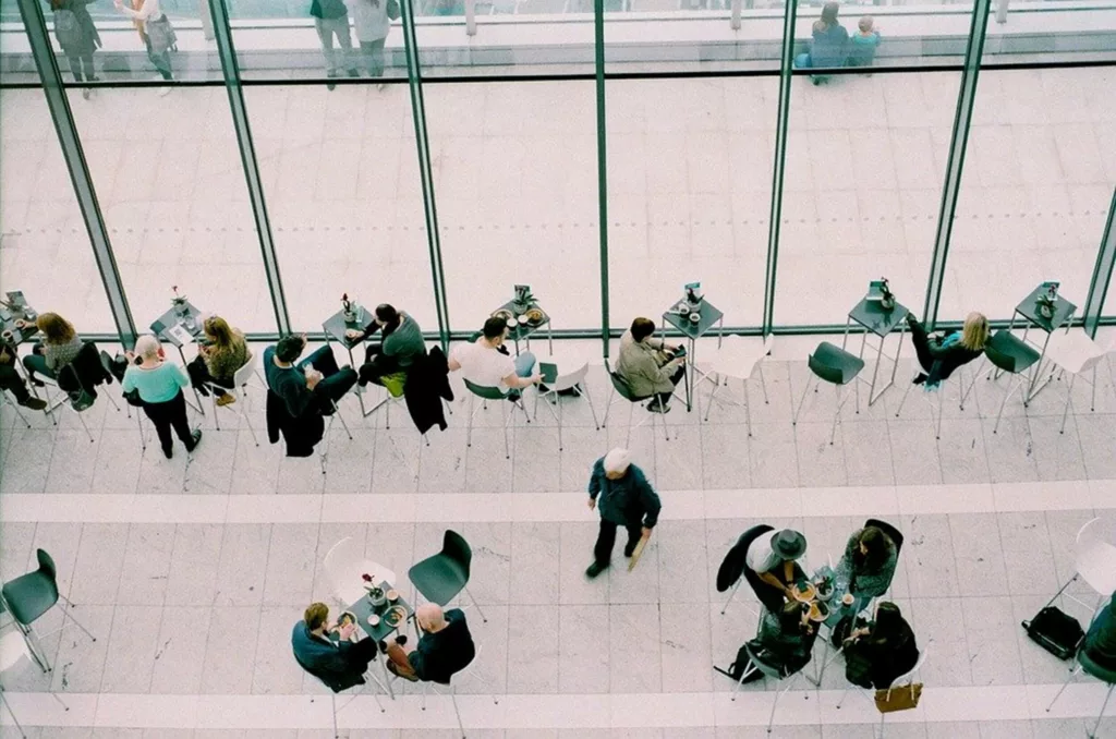 Moment d'échange entre employés symbolisant la communication interpersonnelle au travail.