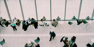 Moment d'échange entre employés symbolisant la communication interpersonnelle au travail.