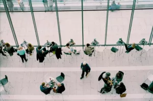 Moment d'échange entre employés symbolisant la communication interpersonnelle au travail.