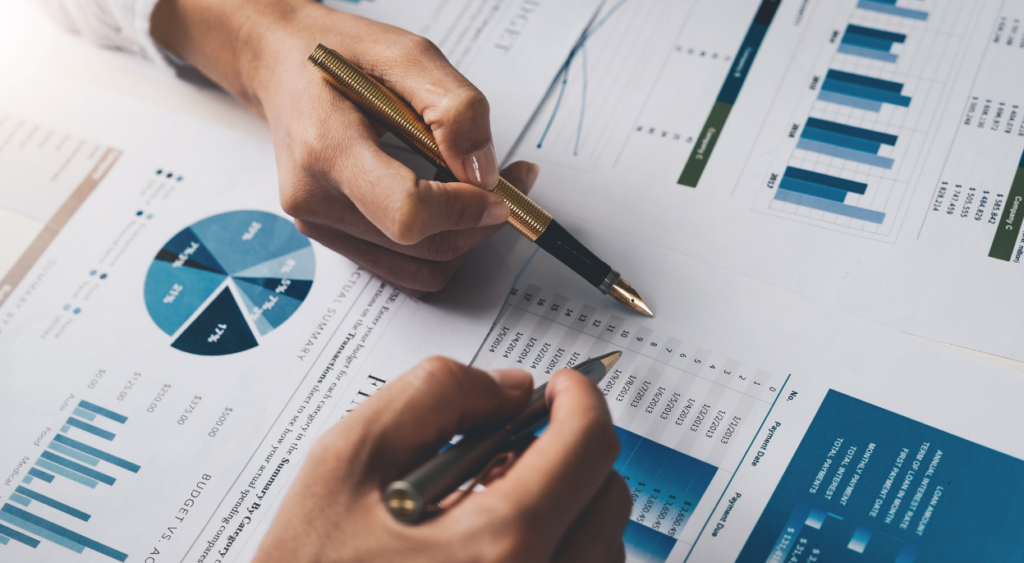 Mains montrant des données symbolisant l'analyse en marketing.