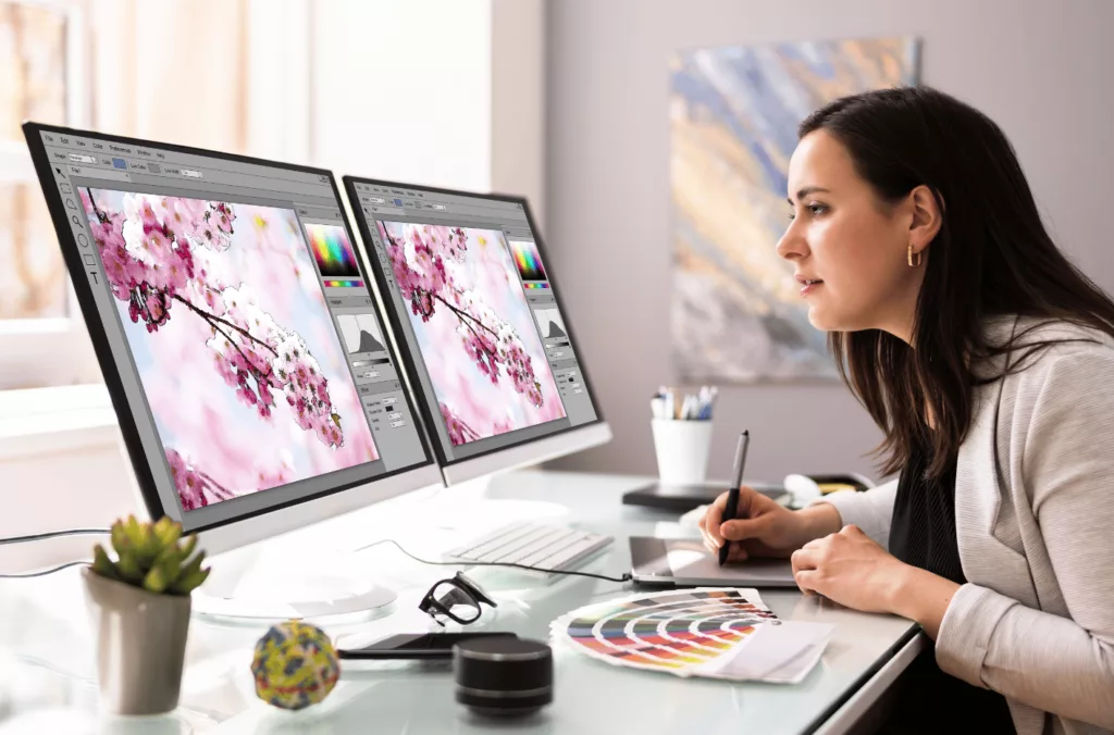 Employée travaillant sur la conception graphique symbolisant le métier de webdesigner.