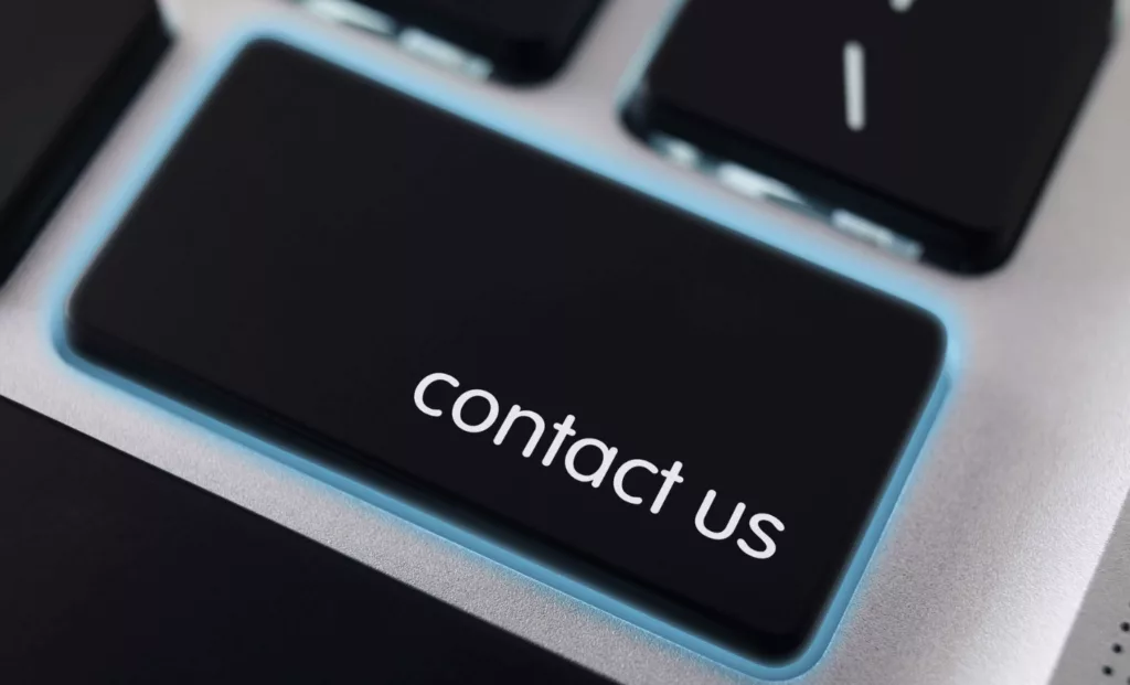 Touche de clavier contactez-nous symbolisant le formulaire de contact ou le déplacement chez l'agence web.