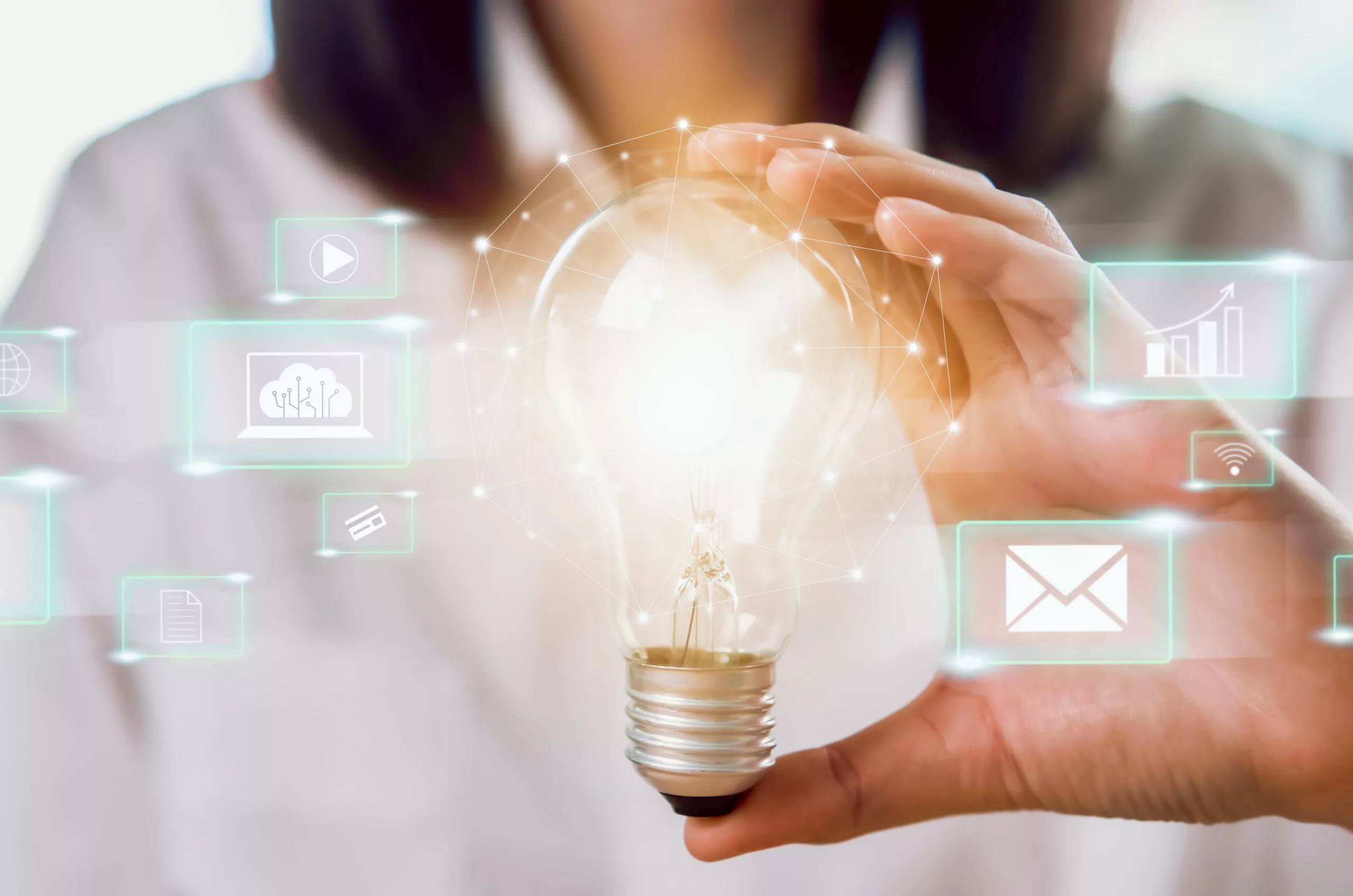 Ampoule allumée symbolisant les différentes idées au service marketing dans une agence web.